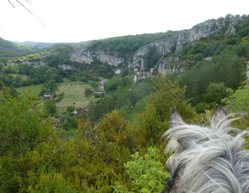 Randonnée à cheval sur les grands causses du Quercy dans le Lot